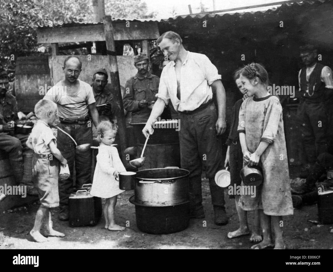 Territoires occupés - population italienne, les soldats de la distribution de soupe, 1918 Banque D'Images