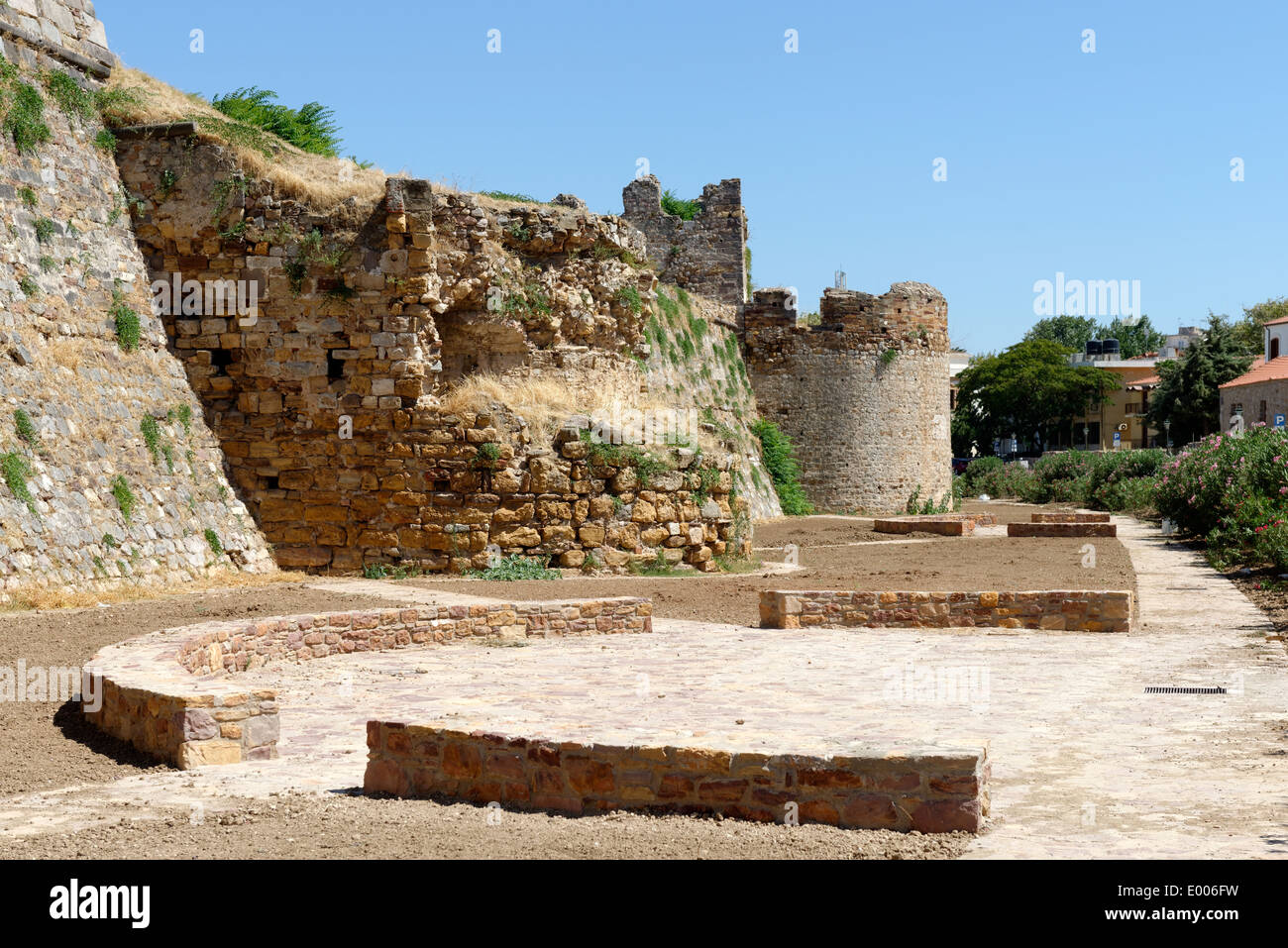 Au sud-ouest de tours circulaires fortifications fossé sec château forteresse ou Kastro la ville de Chios Chios Grèce moat Banque D'Images