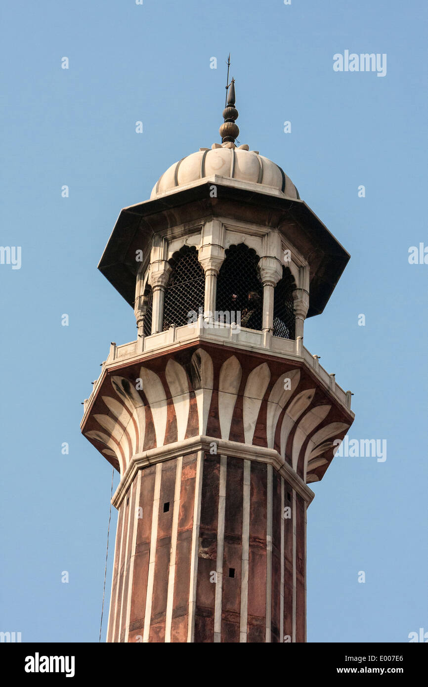 New Delhi, Inde. Minaret de la Jama Masjid (mosquée du vendredi). Banque D'Images