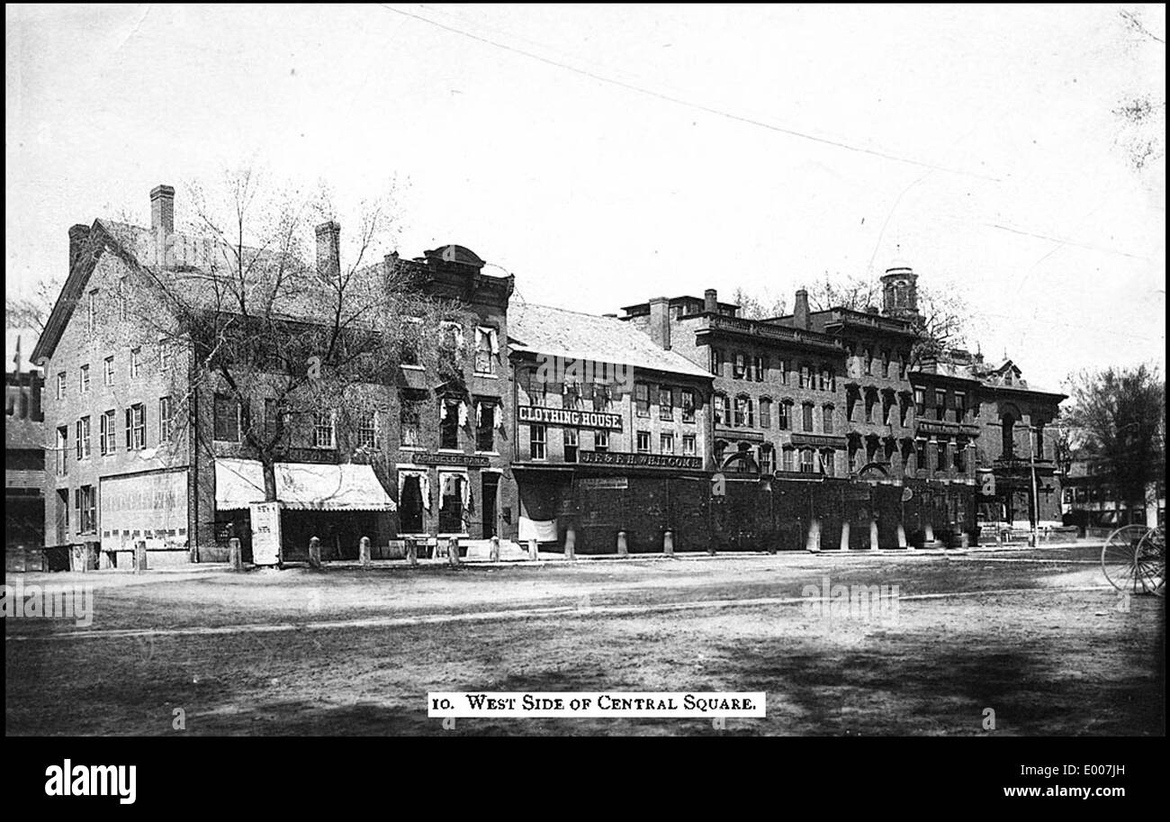 Cette photographie représente le côté ouest de Central Square à Keene, New Hampshire, capturant les bâtiments, les entreprises et le quartier animé du centre-ville. Central Square est le cœur de Keene, offrant un mélange d'espaces commerciaux, historiques et communautaires. Banque D'Images