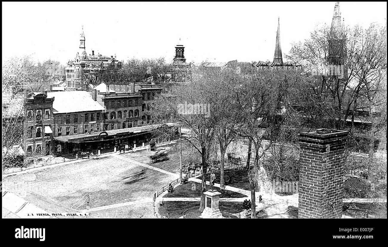 Central Square à Keene, dans le New Hampshire, est un quartier d'affaires historique avec des boutiques, des bureaux et des magasins locaux. Le quartier reflète l’histoire civique et commerciale de la ville. Banque D'Images