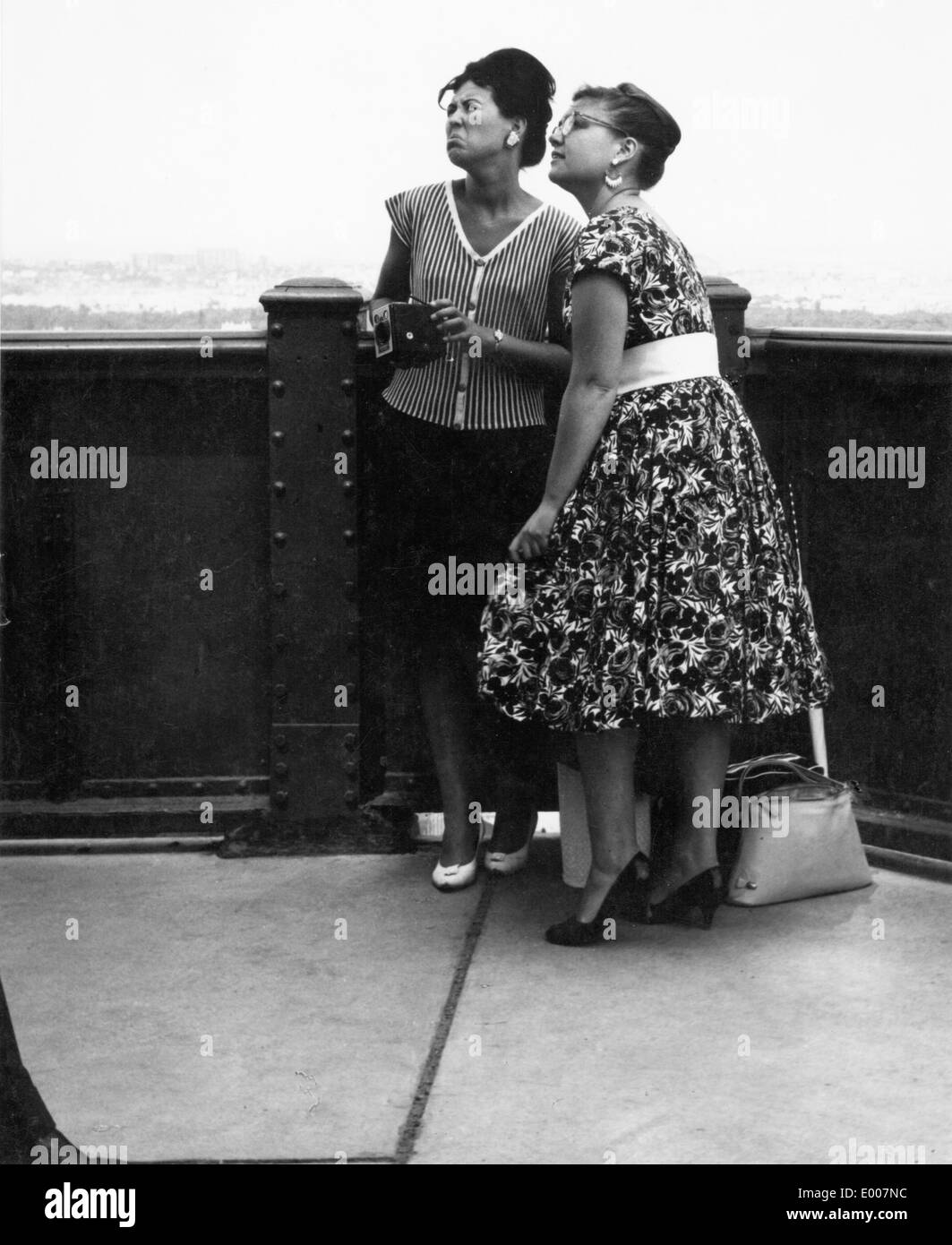 Deux femmes sur la Tour Eiffel, 1960 Banque D'Images