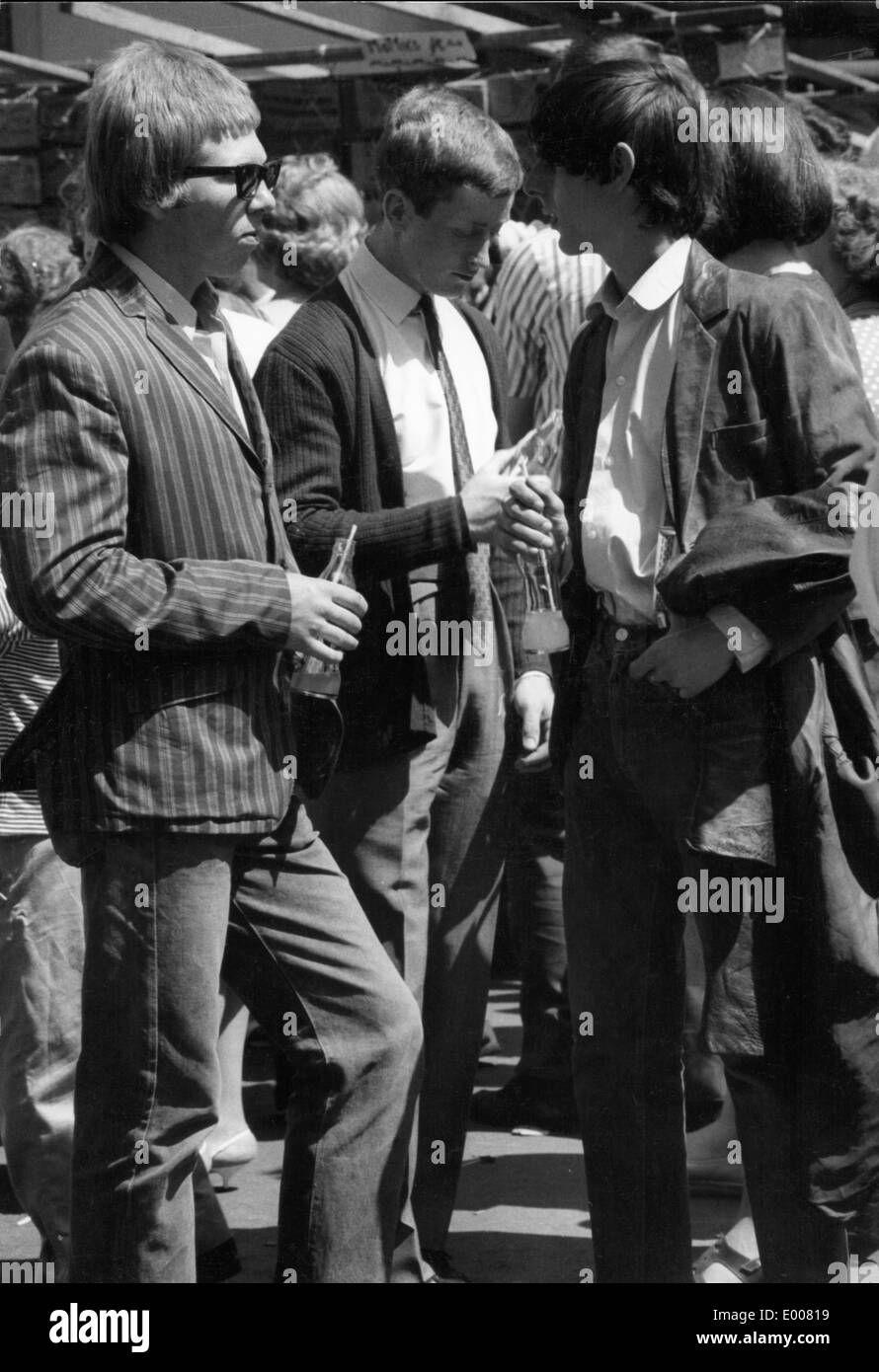 Les jeunes hommes à Londres, 1967 Banque D'Images