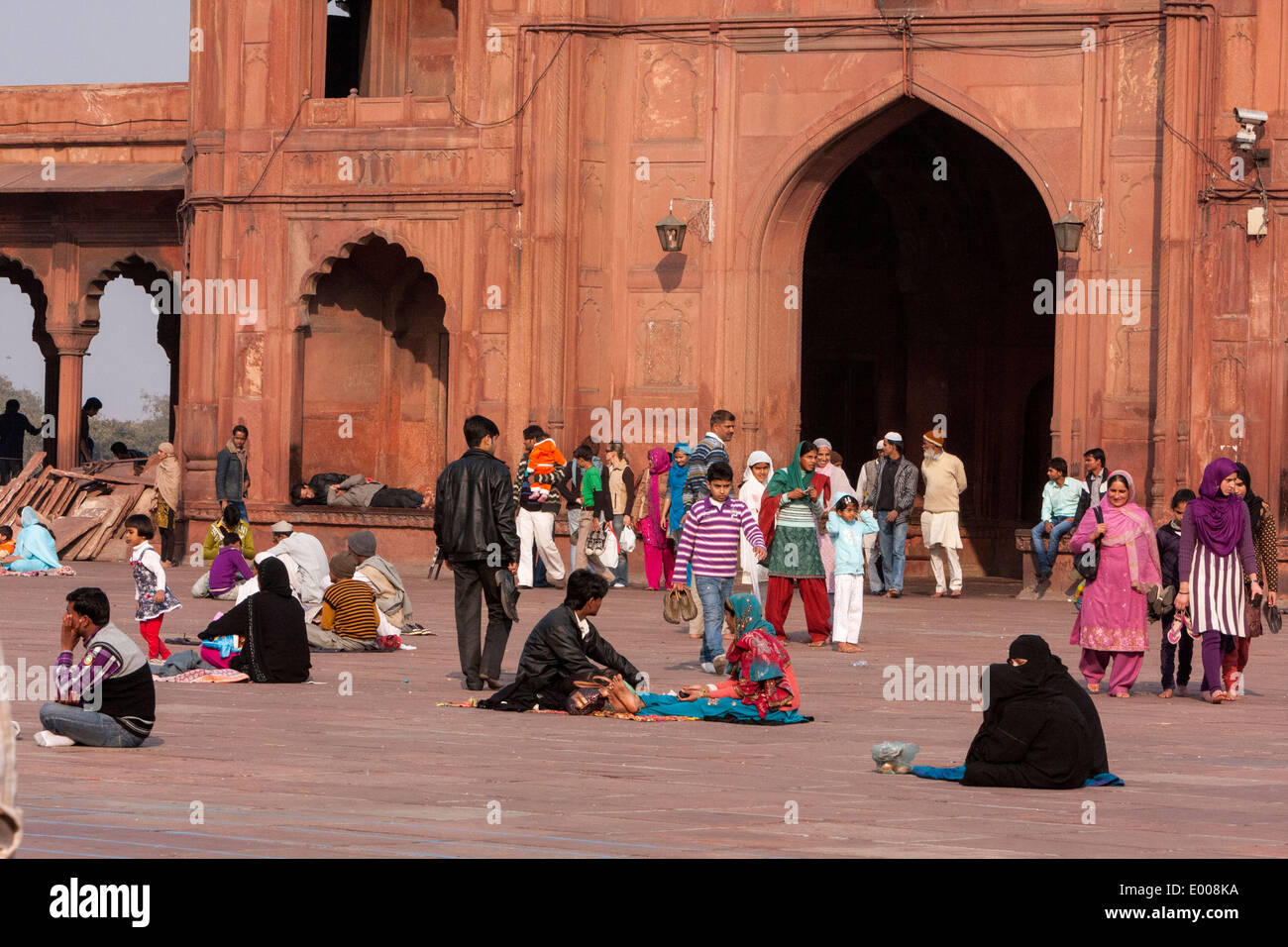 New Delhi, Inde. Les musulmans en attente de prière de l'après-midi dans la cour de la Jama Masjid (mosquée du vendredi). Banque D'Images