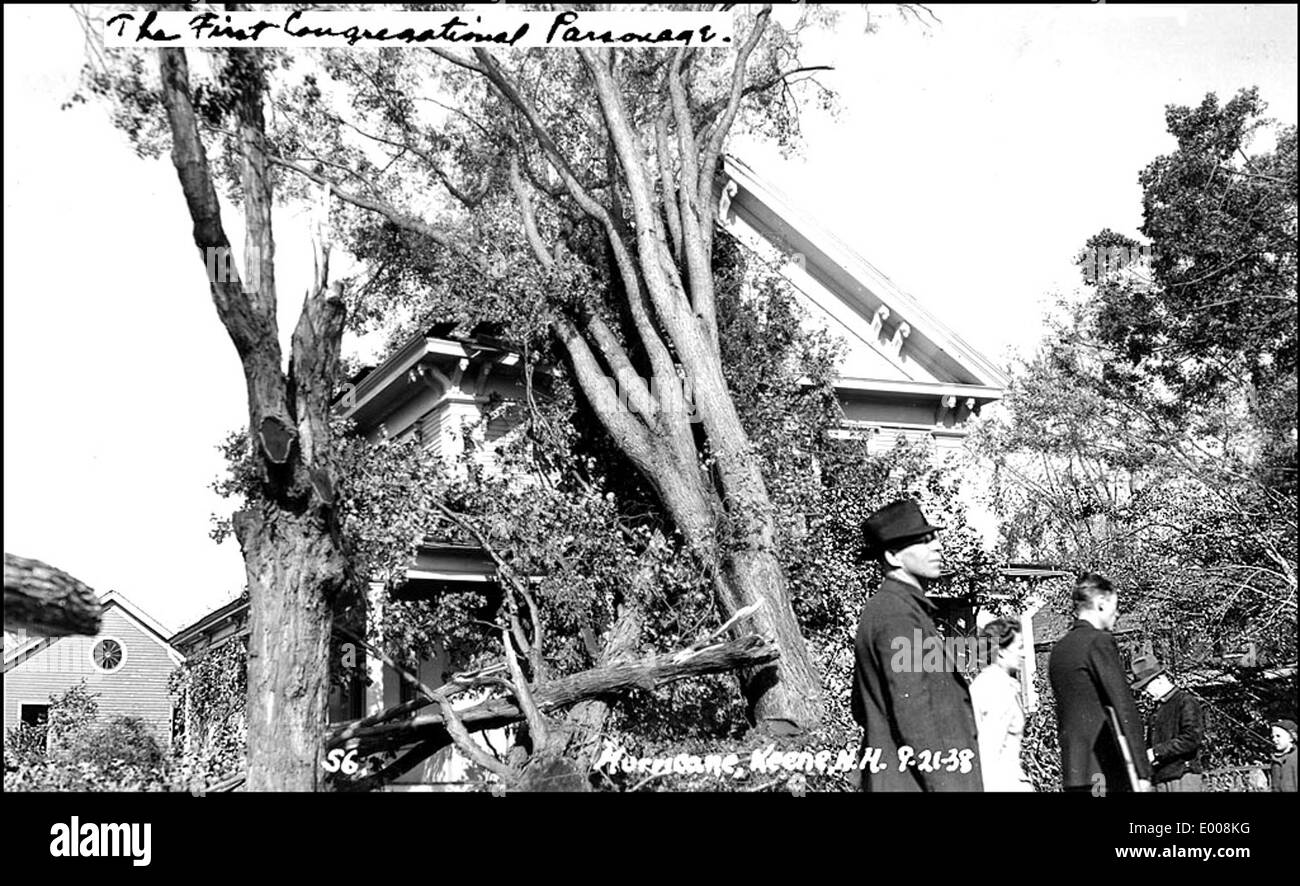 Cette photographie de Keene, dans le New Hampshire, illustre les destructions causées par l'ouragan de 1938 et les inondations qui ont suivi. La chute d'arbres et les dégâts causés par les inondations soulignent les graves répercussions de la tempête sur la région. Banque D'Images