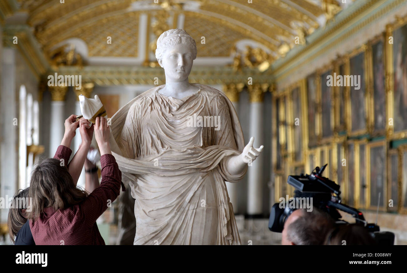 Potsdam, Allemagne. Apr 28, 2014. L'antique statue d'une femme en prière avec le portrait de l'Impératrice tête Sabina du après JC par retaurators examinded est dans la galerie photo historique du Palais de Sanssouci à Potsdam, Allemagne, 28 avril 2014. La statue est en prêt à la Collection d'antiquités de l'Etat et les musées de Berlin est l'événement marquant de l'exposition 'Les plus belles du monde - Reencounter avec la galerie photo de Frédéric le Grand'. L'exposition prend fin le 31 octobre 2014. Photo : RALF HIRSCHBERGER/DPA/Alamy Live News Banque D'Images
