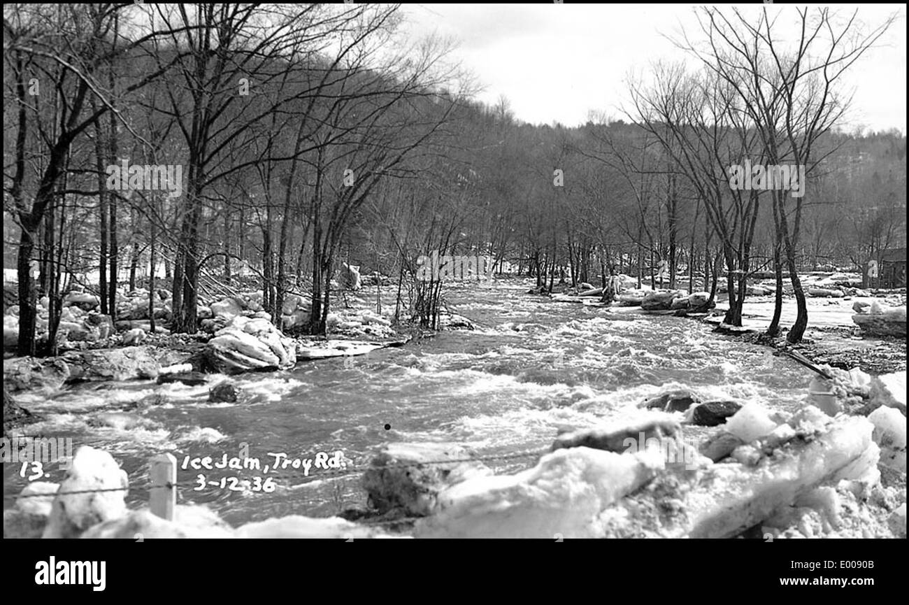 L'embâcle de 1936 à Keene, New Hampshire, a été une catastrophe naturelle majeure, causant des inondations le long de Troy Road. L'accumulation de glace et les inondations subséquentes faisaient partie d'une série de phénomènes météorologiques violents cette année-là, qui ont touché diverses régions du nord-est des États-Unis. Banque D'Images