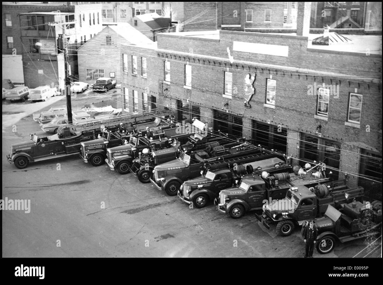 Photographie de la caserne de pompiers de Keene dans le New Hampshire, prise en 1966. L'image montre des pompiers devant la station avec une machine de pompiers d'époque, reflétant le rôle du service d'incendie local dans la protection de la collectivité. Banque D'Images
