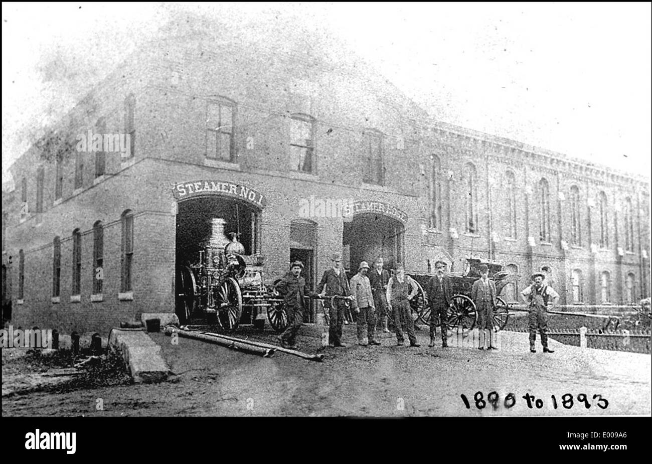 Cette photographie de la fin du XIXe siècle montre la caserne de pompiers de Keene, NH avec une machine de pompiers à vapeur Amoskeag. Il capture le moment historique des pompiers tirés par des chevaux en action, un témoignage des technologies de lutte contre les incendies de l'époque. Banque D'Images