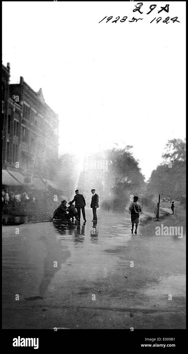 La photographie de 1923-24 du service d'incendie de Keene, New Hampshire, capture des pompiers en action, soulignant le rôle historique des services d'incendie dans la sécurité communautaire et l'évolution technologique de l'équipement de lutte contre les incendies. Banque D'Images