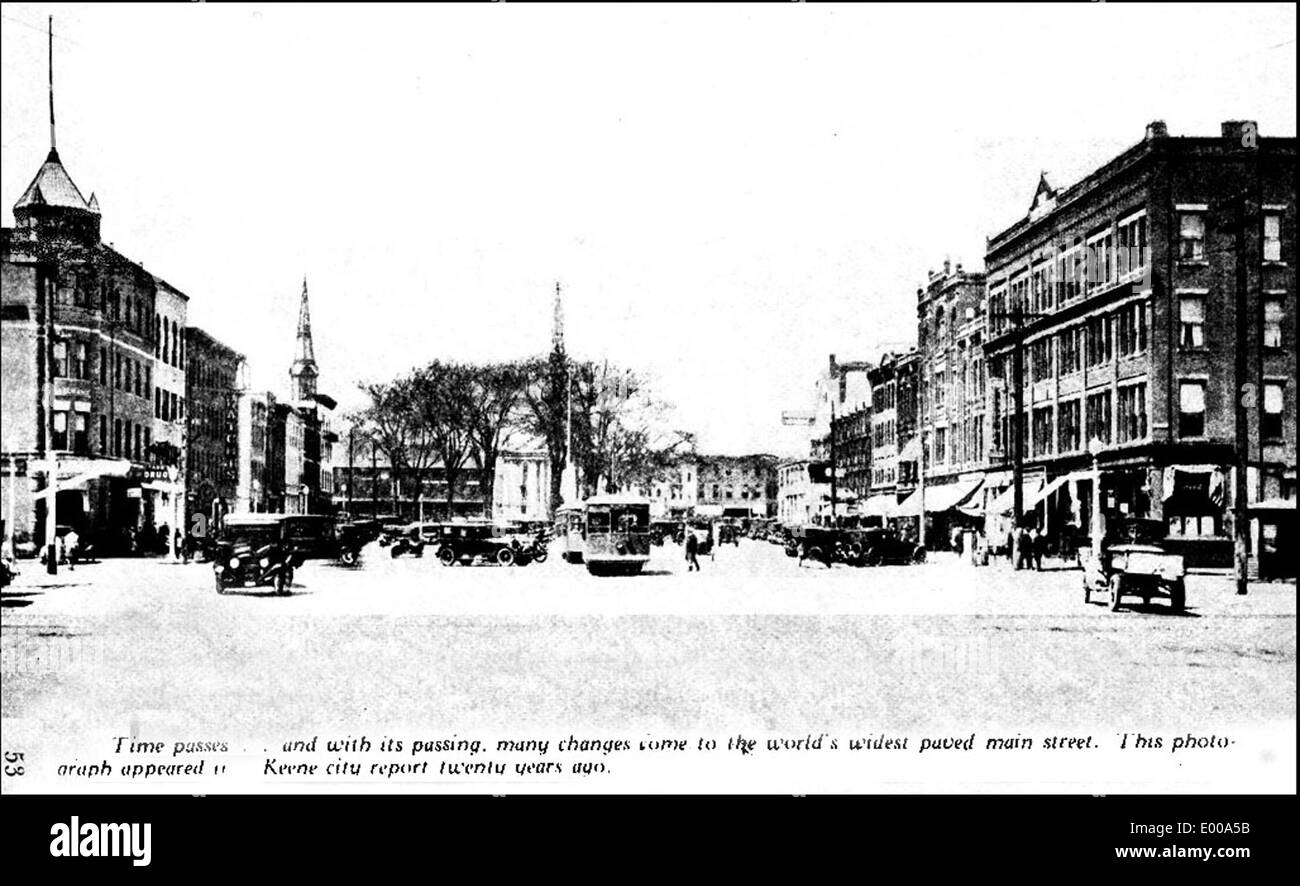 Une photographie de main Street à Keene, New Hampshire, prise dans les années 1910-1920, mettant en valeur le centre-ville animé. L'image montre les premières automobiles, les quartiers d'affaires et les magasins locaux, reflétant la vie des petites villes américaines du début du XXe siècle. Banque D'Images
