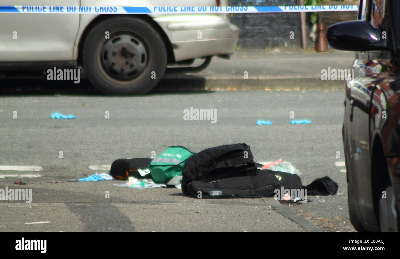 Sheffield, South Yorkshire, UK. 28 avril 2014. trousse de secours sac et médicaux associés sur paraphenalia de trottoir service road.cordon de police demeure en service route où un incendie a tué cinq personnes, dont deux adultes et trois enfants. crédit : deborah vernon/Alamy live news Banque D'Images