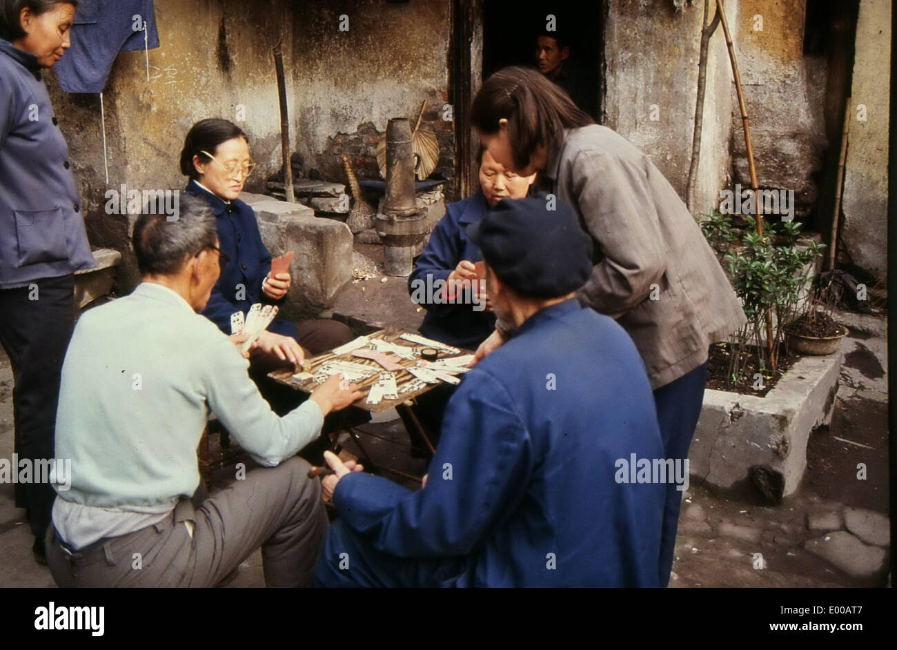 Joueurs de cartes à Chongqing, Chine, 1985 Banque D'Images