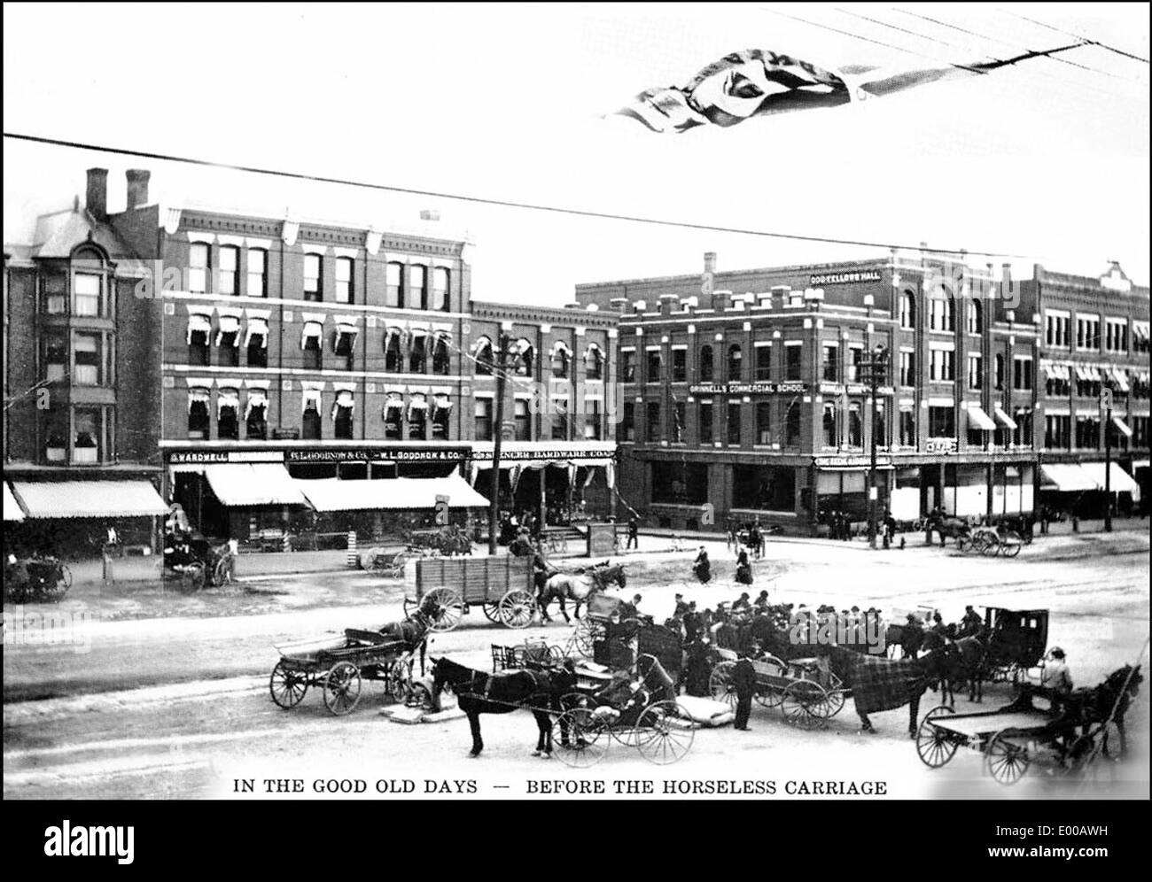 Cette image historique capture les blocs Lane et Gurnsey sur main Street à Keene, New Hampshire, avec des bâtiments locaux comme le Gurnsey Block Hotel. La scène reflète le développement architectural et le quartier des affaires de la ville dans le passé. Banque D'Images