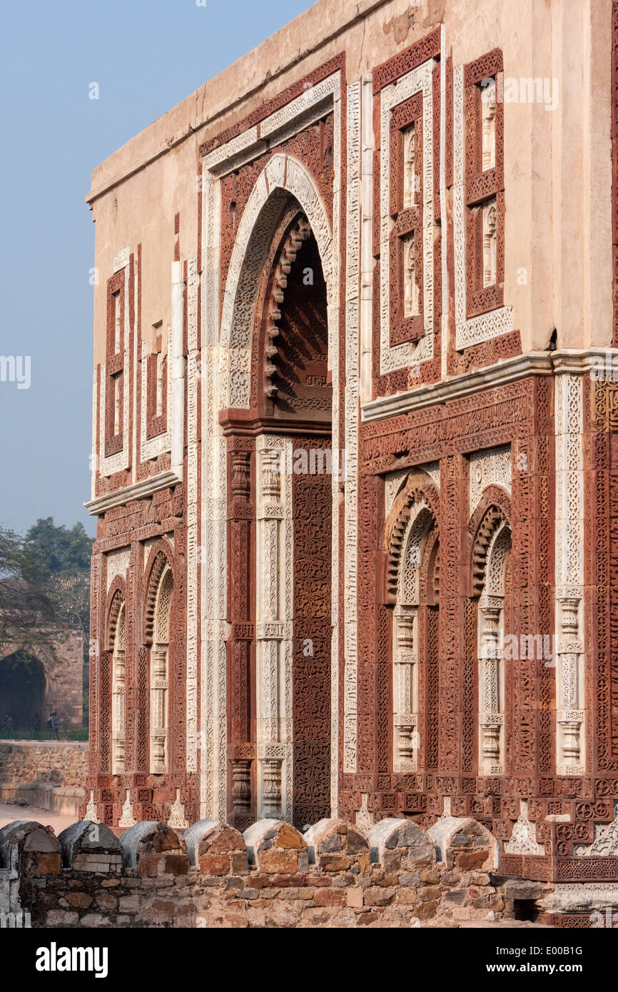 New Delhi, Inde. Entrée de l'Alai Darwaza, Qutb Minar Complex. La calligraphie arabe. Banque D'Images