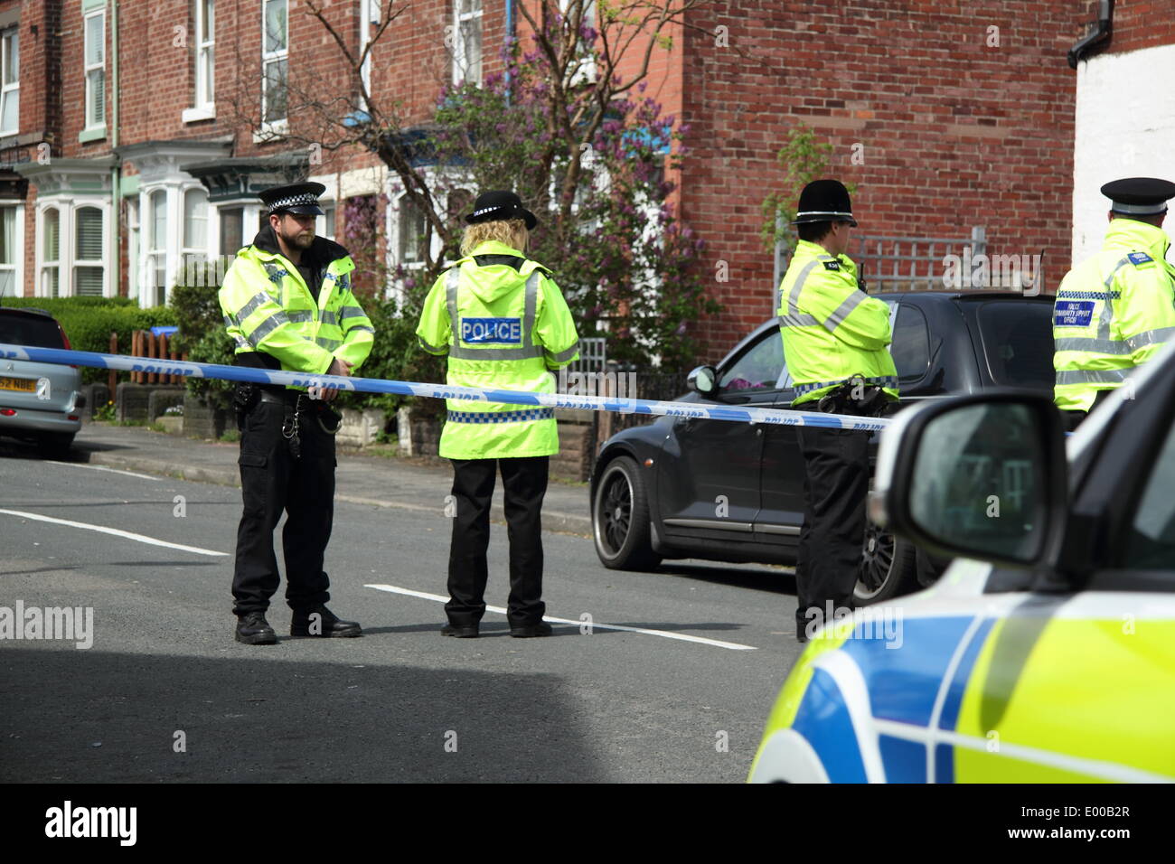 Sheffield, South Yorkshire, UK. 28 avril 2014. présence de la police dans les scellées service road.cordon de police demeure en service route où un incendie a tué cinq personnes, dont deux adultes et trois enfants. crédit : deborah vernon/Alamy live news Banque D'Images