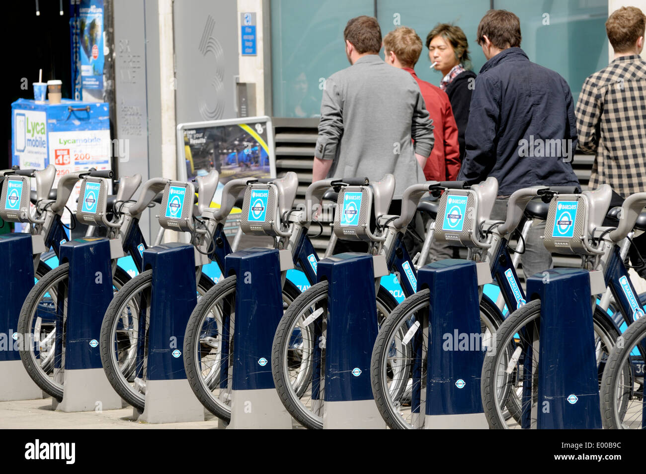 Londres, Angleterre, Royaume-Uni. Boris Bikes - Barclays voitures cycles. Station d'accueil à Drury Lane Banque D'Images