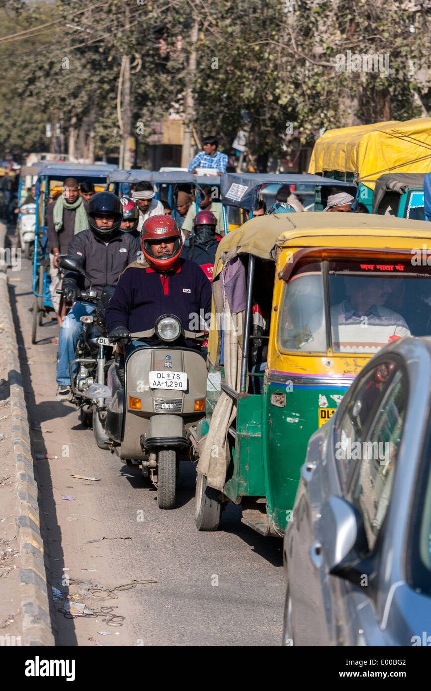New Delhi, Inde. La circulation sur une rue de New Delhi : Rickshaws, motos, voitures. Banque D'Images