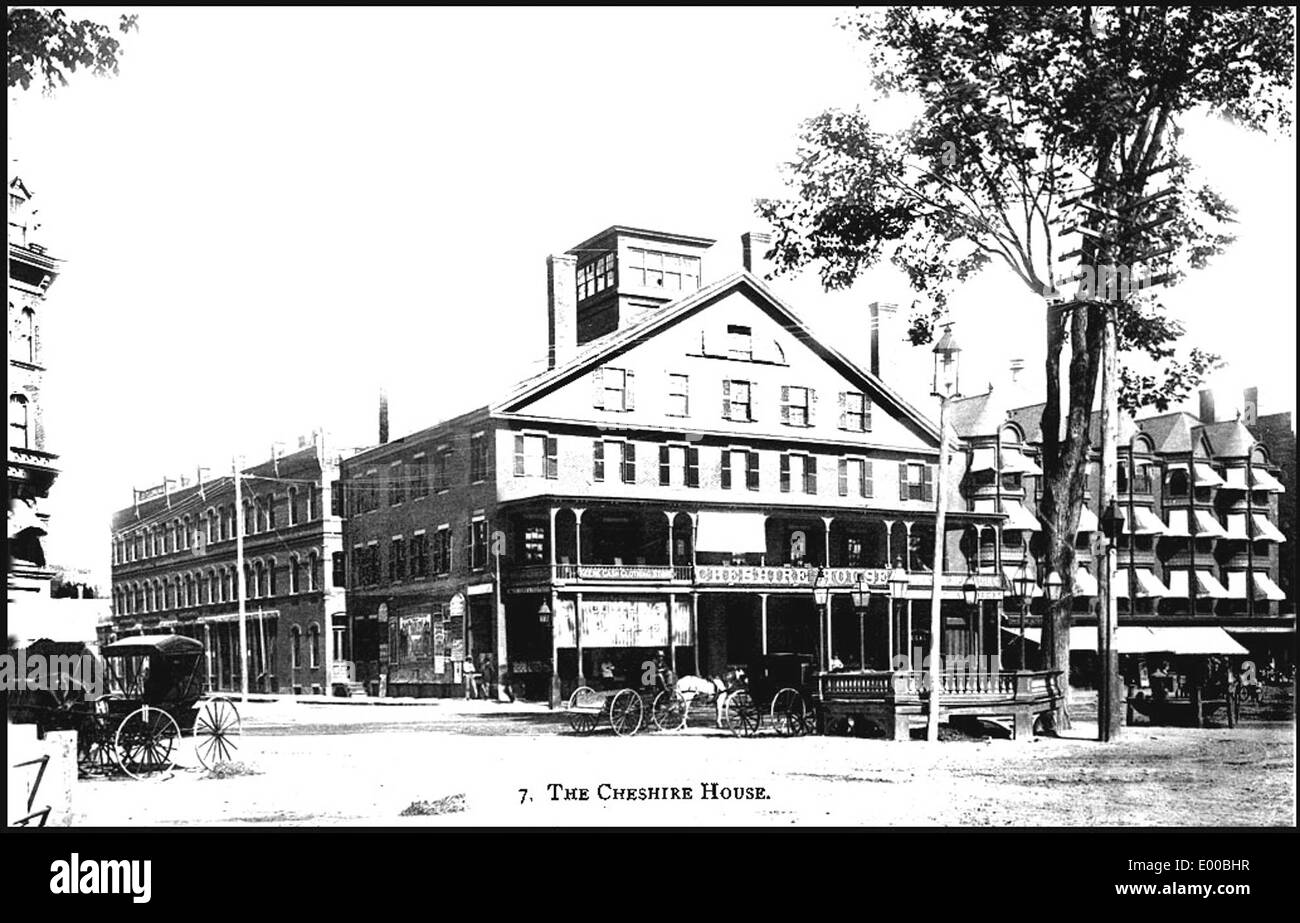 Cheshire House à Keene, New Hampshire, situé sur main Street, capture l'architecture historique de la ville, avec des calèches et des buggys tirés par des chevaux typiques de l'époque. Banque D'Images