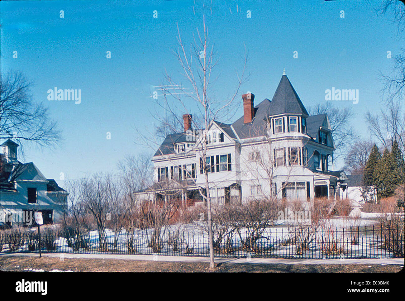 150 court Street à Keene, New Hampshire, est une maison historique de style Queen Anne construite à la fin du XIXe siècle. La maison présente des éléments architecturaux distinctifs comme des façades asymétriques, des détails ornés et un grand porche. C'est un excellent exemple d'architecture résidentielle victorienne tardive. Banque D'Images