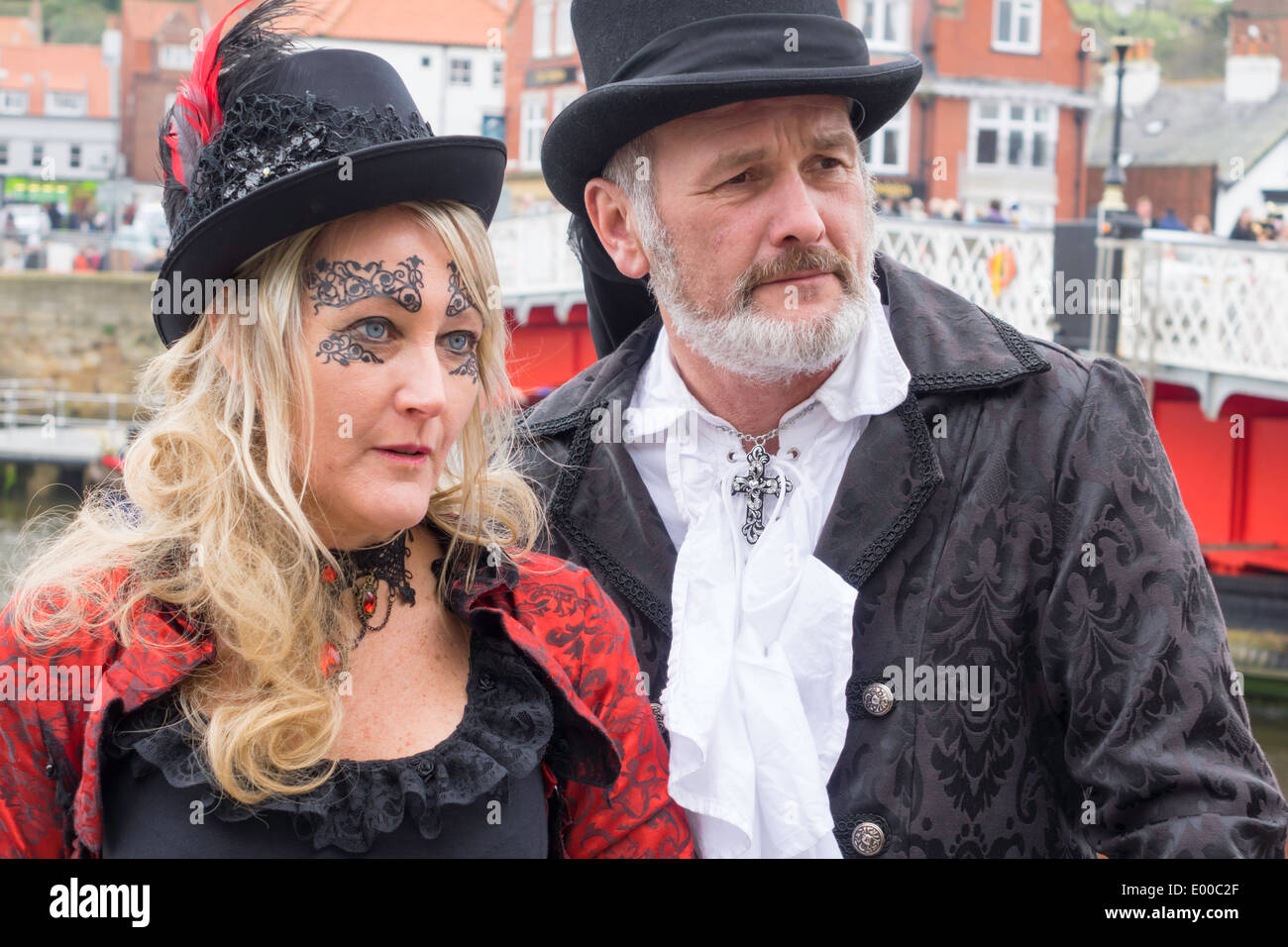 Un homme et sa femme partenaire de robe gothique à la Whitby Goth semaine fin printemps 2014 Banque D'Images