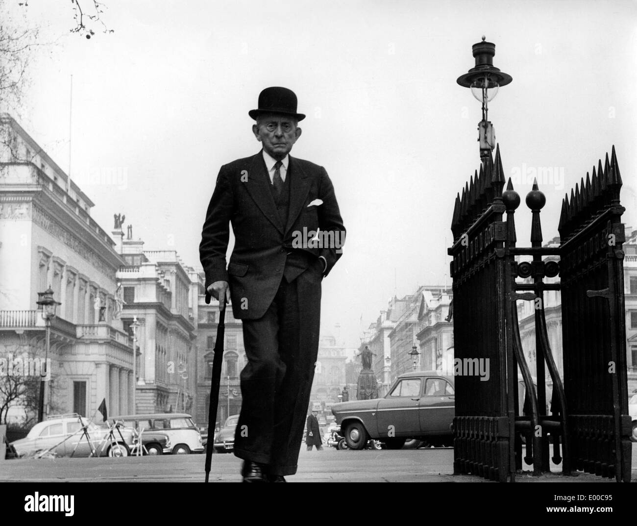 Homme avec chapeau melon et parapluie à Londres Photo Stock - Alamy