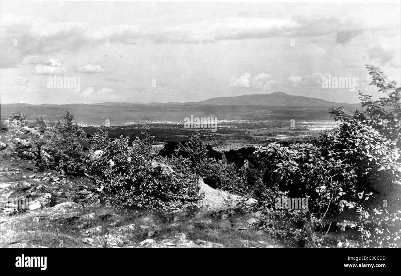 Mount Monadnock, situé dans le comté de Cheshire, dans le New Hampshire, est l'une des montagnes les plus escaladées des États-Unis. Connu pour ses vues saisissantes, il offre des vues panoramiques sur la région environnante, ce qui en fait une destination populaire pour les randonneurs et les amateurs de nature. Banque D'Images