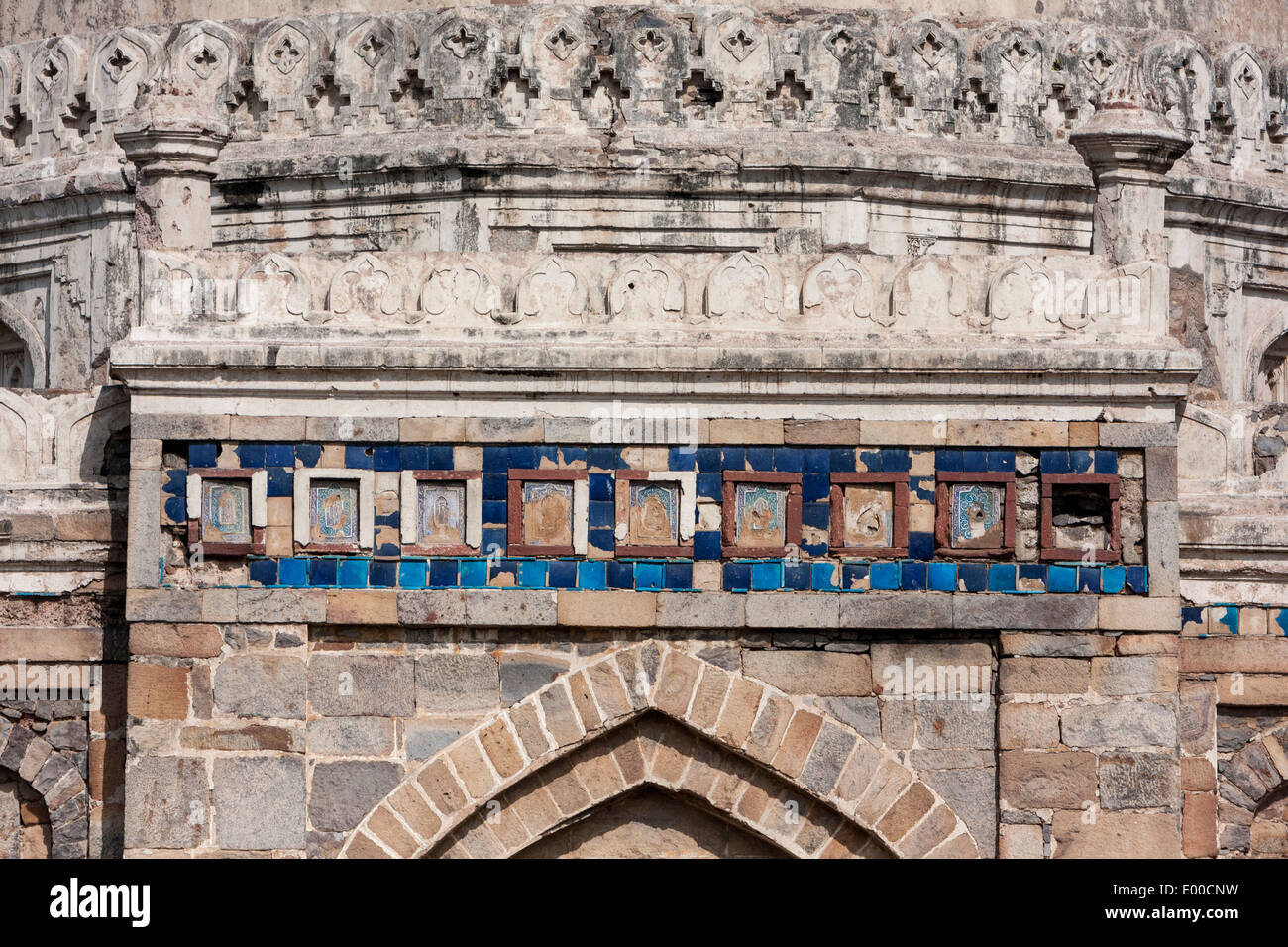 New Delhi, Inde. Lodi Gardens. Sheesh Gumbad ('dôme vitré'), avec des restes de carreaux bleus. Fin 15ème. Siècle. Banque D'Images