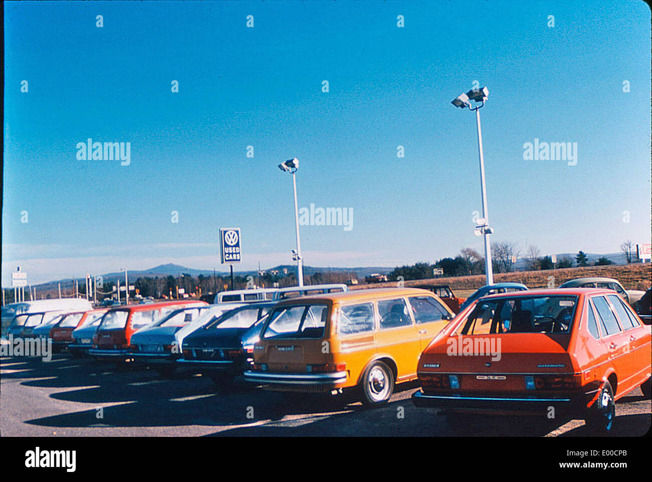 Une photographie d'un concessionnaire Volkswagen à Keene, New Hampshire, avec des modèles tels que la Volkswagen Beetle, Passat et Thing. La photo capture également la toile de fond du mont. Monadnock, un monument emblématique de la Nouvelle-Angleterre. Banque D'Images