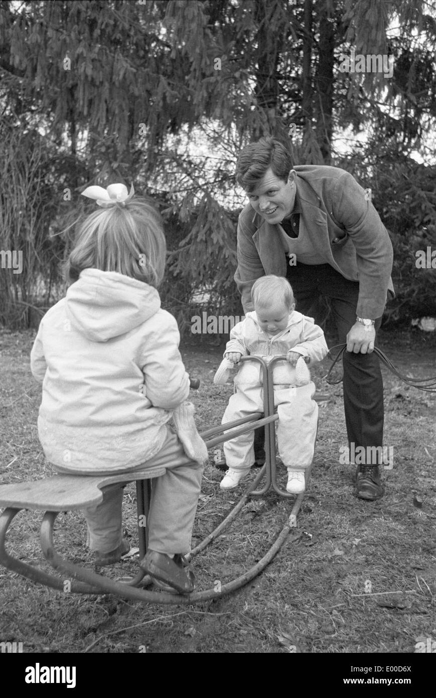 Edward Kennedy avec ses enfants à Bronxville, 1963 Banque D'Images