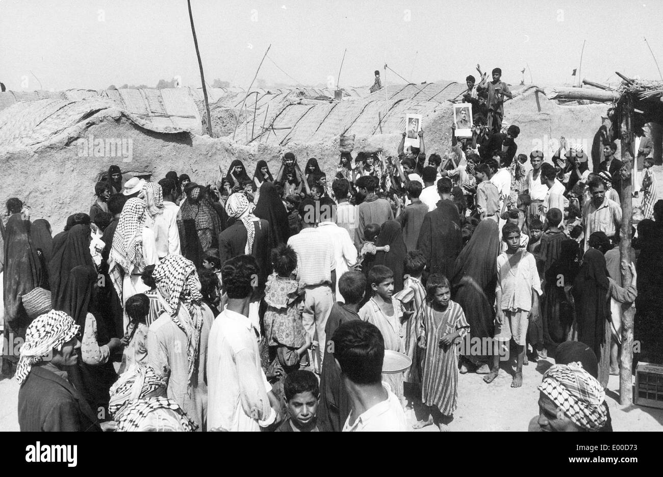 Les habitants d'un bidonville de Bagdad célébrer le renversement de la monarchie irakienne, 1958 Banque D'Images