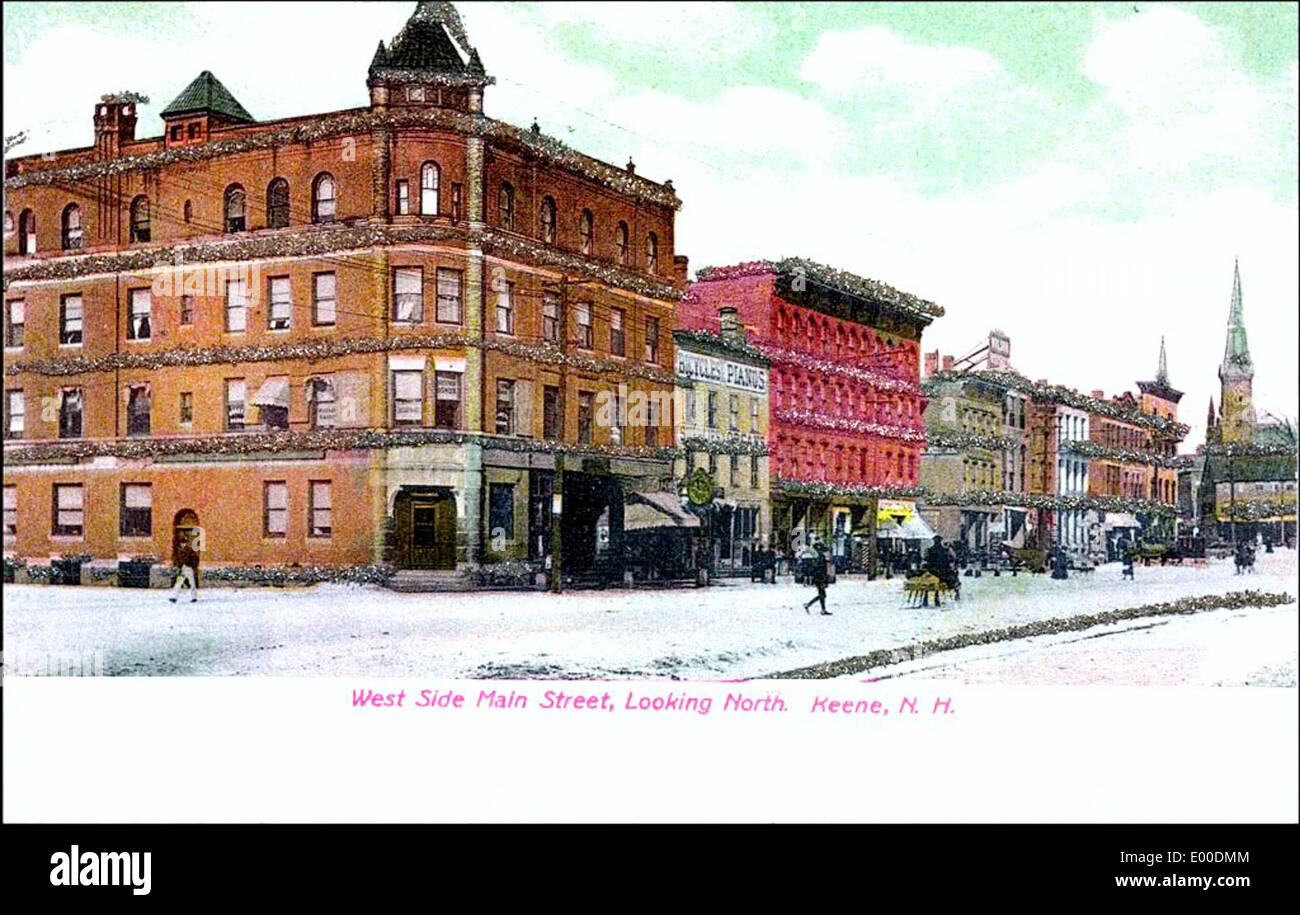 Cette photographie capture une vue de main Street, regardant vers le nord depuis le West Side de Keene, New Hampshire, mettant en valeur le centre-ville historique de la ville avec ses boutiques et ses bâtiments. Banque D'Images