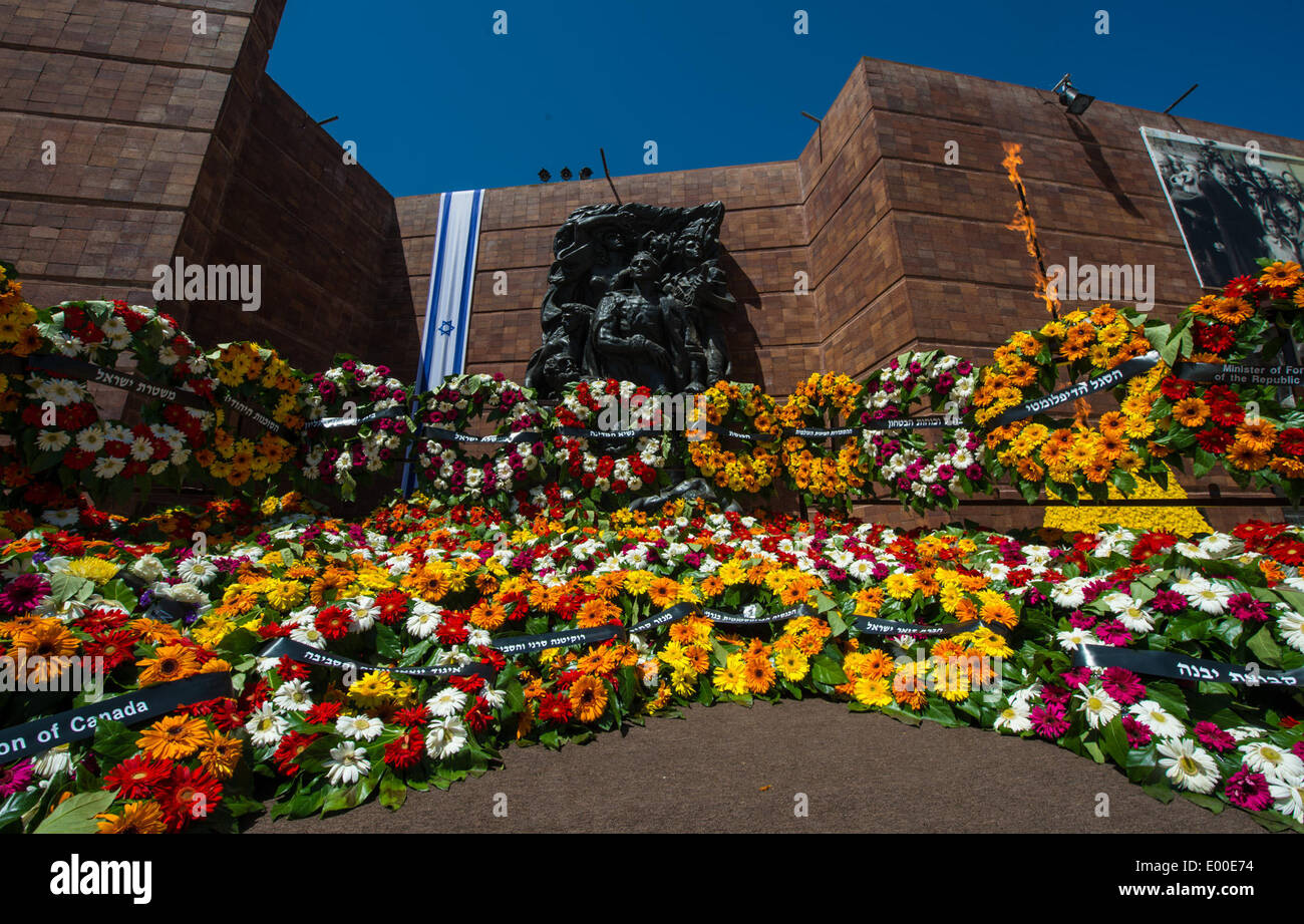 Jérusalem. Apr 28, 2014. Des couronnes sont vus à l'Yad Vahsem Holocaust Memorial Museum de Jérusalem, le 28 avril 2014. Du dimanche soir au lundi, Israël a officiellement célébré le six millions de Juifs qui ont été assassinés en masse par l'Allemagne nazie à la fin des années 1930 et au début des années 1940, au cours de la Seconde Guerre mondiale. Le lundi matin, le gouvernement israélien a participé à une cérémonie de dépôt au Musée de Yad Vashem où des noms des victimes de l'Holocauste étaient récités et une sirène de deux minutes ont été entendus partout en Israël. © Li Rui/Xinhua/Alamy Live News Banque D'Images