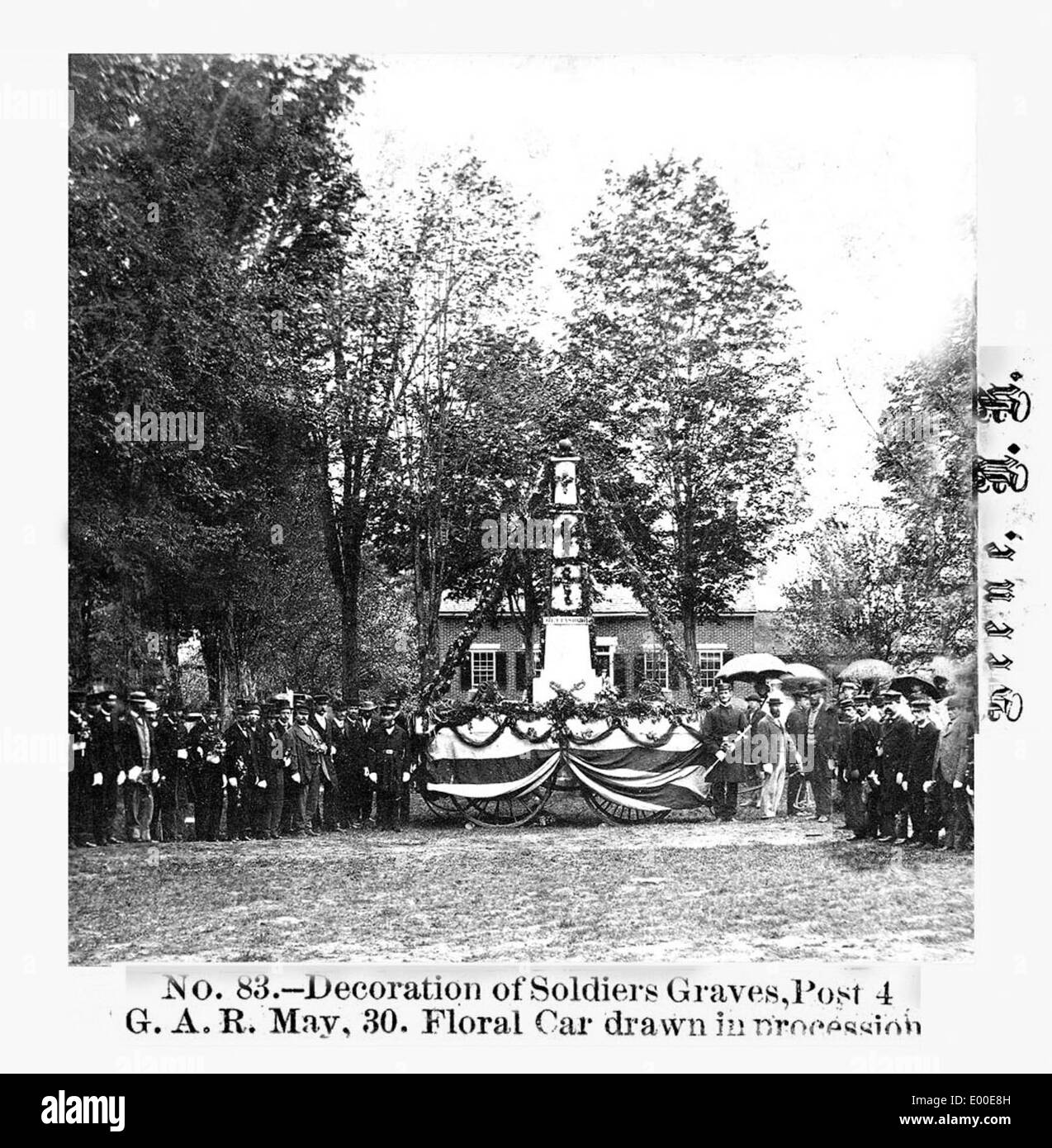 Une photographie documentant la décoration des tombes des soldats au poste 4 de la Grande Armée de la République à Keene, New Hampshire. L'image illustre le respect et l'honneur accordés aux vétérans de la guerre de Sécession. Banque D'Images