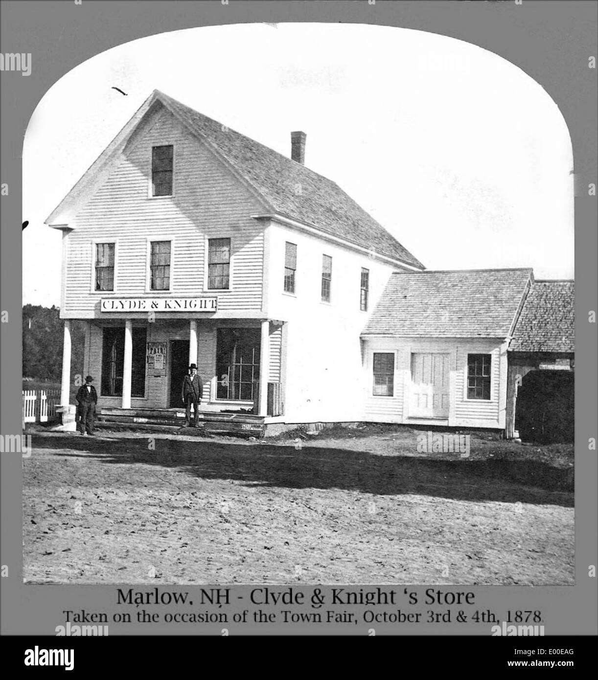 Cette image montre Clyde & Knight's Store, un bâtiment historique situé à Marlow, New Hampshire. Le magasin est décrit comme une entreprise locale importante, reflétant les caractéristiques architecturales et économiques de la région au cours de la période. Banque D'Images