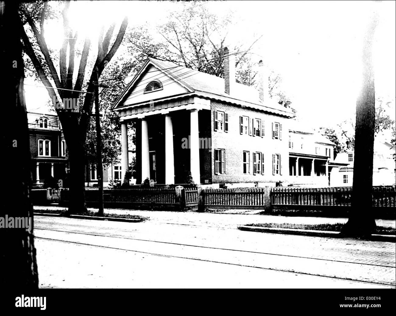 Cette maison de style néo-grec à Keene, New Hampshire, conçue par Bion Whitehouse, présente des colonnes importantes et sert d'emplacement à la maison funéraire de Huntley. Il est un exemple de l'architecture américaine du XIXe siècle. Banque D'Images