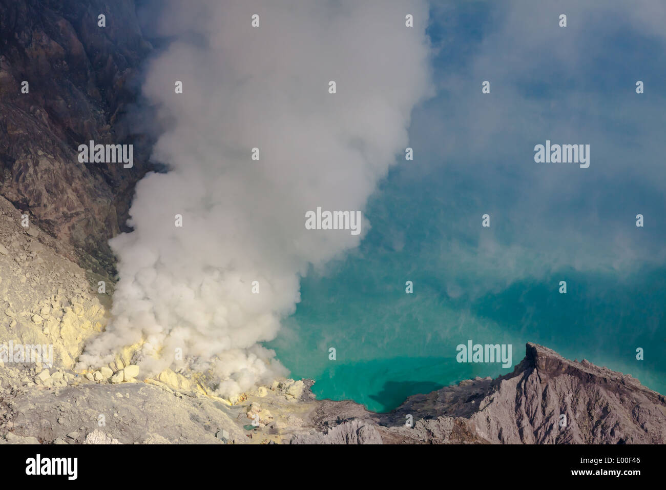 Mine de soufre et l'acide turquoise, le lac du cratère Kawah Ijen, Banyuwangi Regency, l'Est de Java, Indonésie Banque D'Images