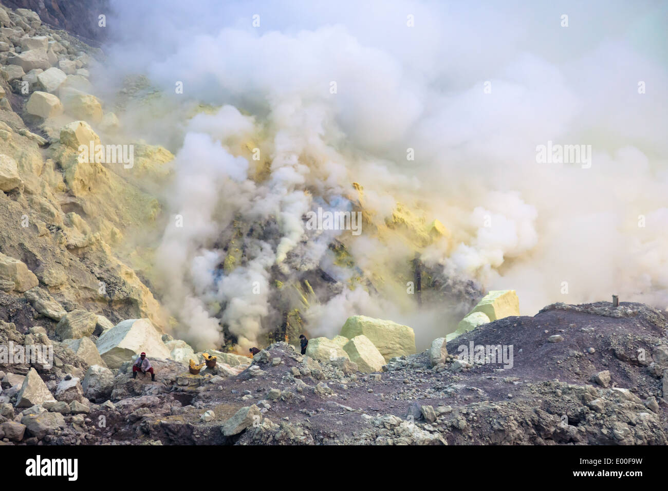 Mine de soufre dans le cratère, Kawah Ijen, Banyuwangi Regency, l'Est de Java, Indonésie Banque D'Images