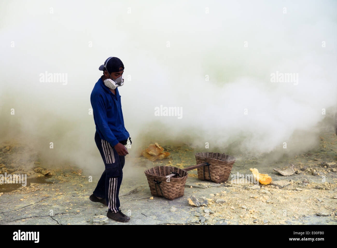 Mineur de soufre portant masque à gaz, Kawah Ijen, Banyuwangi Regency, l'Est de Java, Indonésie Banque D'Images