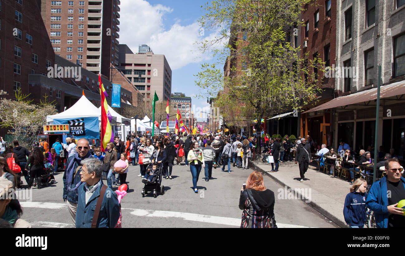 New York, USA. Apr 27, 2014. Scène de rue au TriBeCa Festival familial, dans le cadre du Tribeca Film Festival, New York City le 27 avril 2014 Credit : Louis Champion/Alamy Live News Banque D'Images