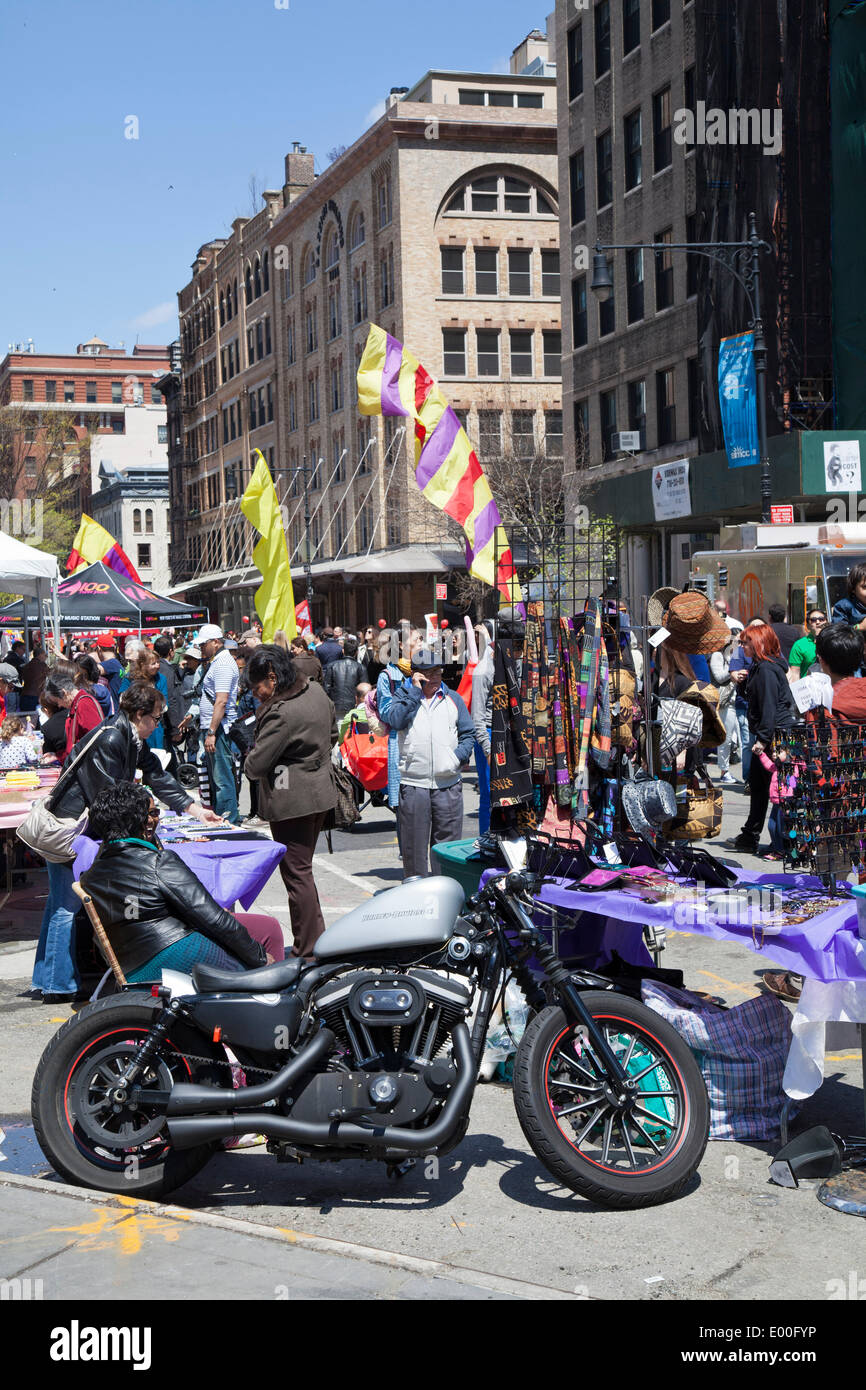 New York, USA. Apr 27, 2014. Scène de rue au TriBeCa Festival familial, dans le cadre du Tribeca Film Festival, New York City le 27 avril 2014 Credit : Louis Champion/Alamy Live News Banque D'Images