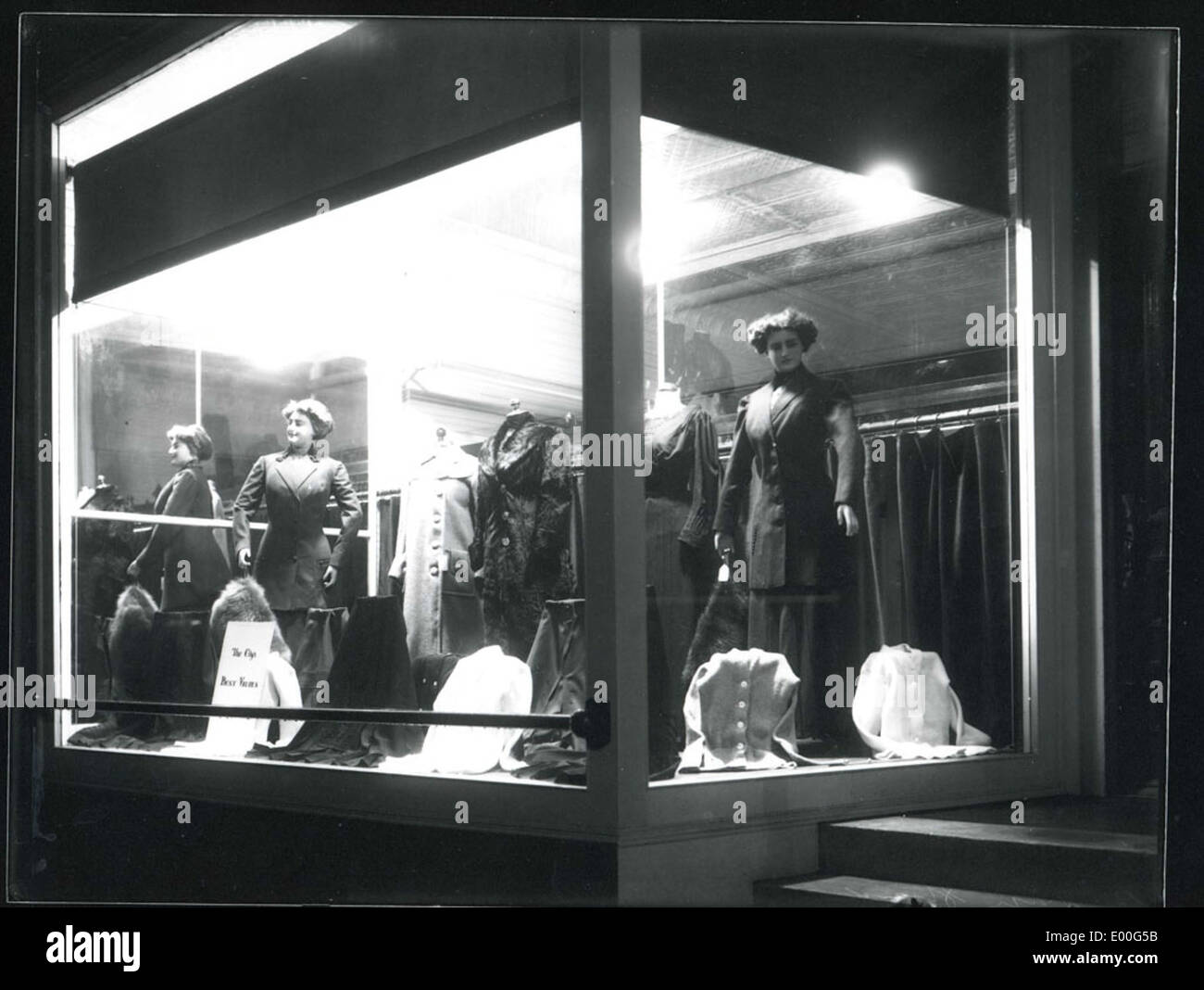 La devanture de WF Perry Bion Whitehouse à Keene, New Hampshire, reflète l’architecture commerciale de la région et sert d’exemple historique de la conception de devanture de magasins du début du XXe siècle en Nouvelle-Angleterre. Banque D'Images