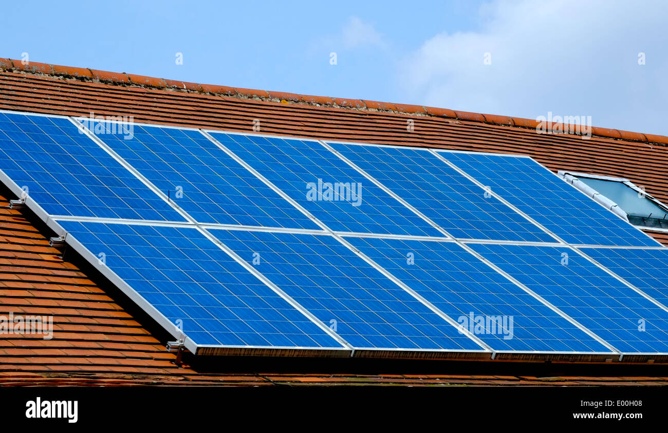 Panneaux solaires sur un toit incliné England UK Banque D'Images