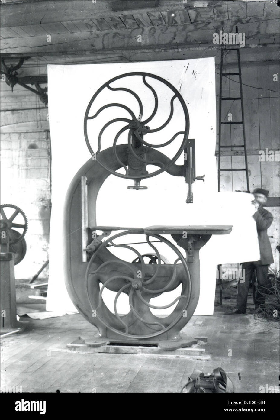 Une scie à ruban utilisée à Bion Whitehouse à Keene, New Hampshire. Cette machine est essentielle pour couper de gros morceaux de matériaux, que l'on trouve couramment dans les ateliers d'usinage, mettant en évidence l'industrie manufacturière locale à Keene. Banque D'Images