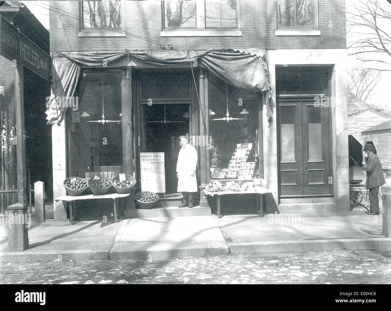 Cette photographie historique montre Wheeler's Boston Branch Grocery à Keene, New Hampshire, capturée par Bion Whitehouse. Il offre un aperçu de la vie commerciale au début du XXe siècle dans la région. Banque D'Images