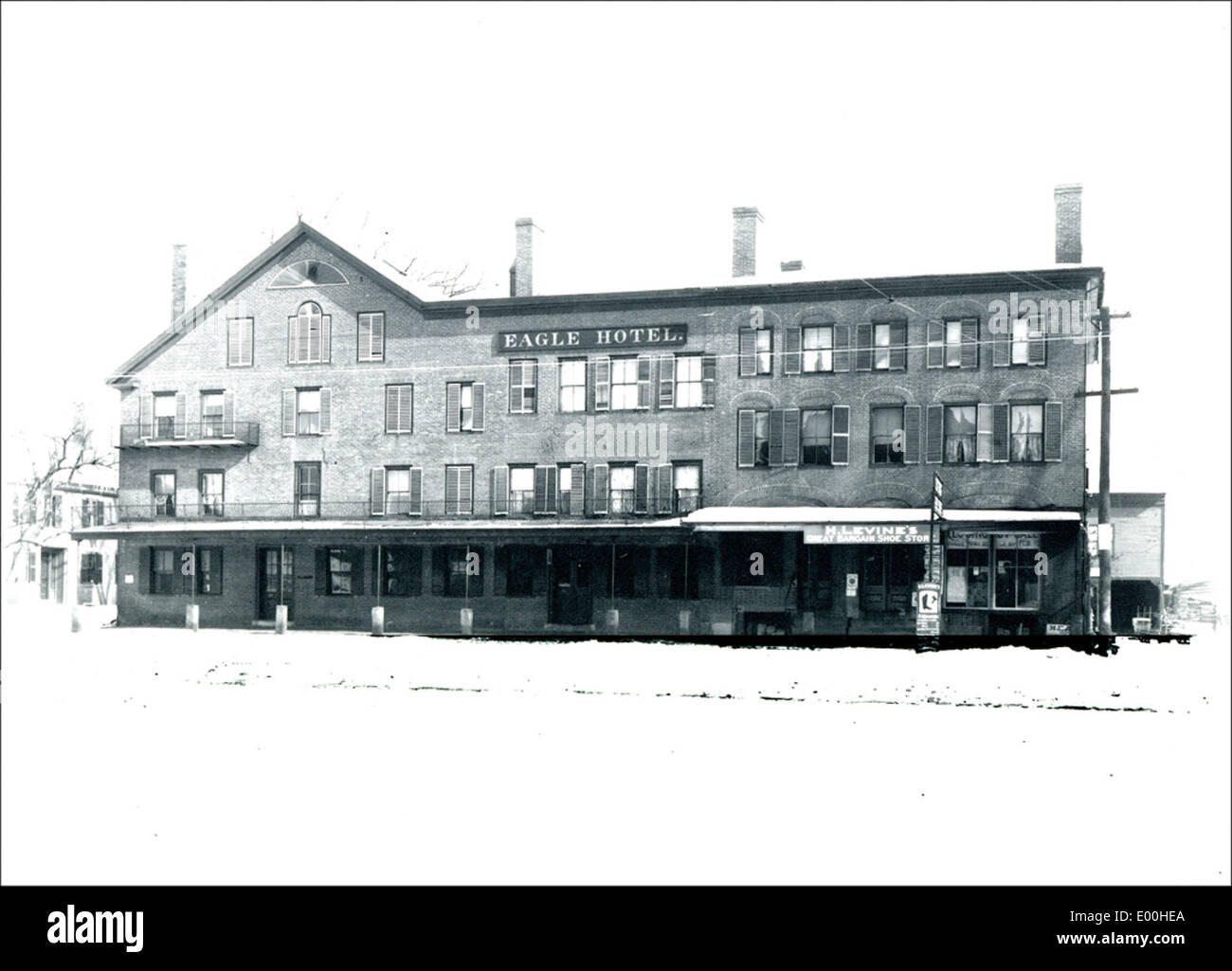 L'Eagle Hotel à Keene, New Hampshire, était un établissement remarquable au XIXe siècle. L’image montre également H. Levine’s Shoe Store, une entreprise historique de la région. Banque D'Images