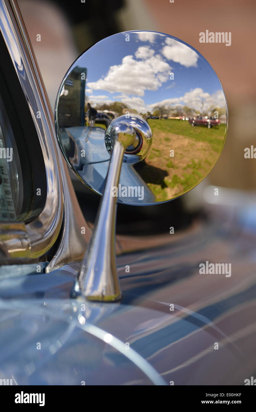 Parc Floral, New York, États-Unis, 27 avril 2014. La Chevrolet Corvette Décapotable 1961 Vue arrière miroir reflète un beau ciel bleu sur le terrain à la 35e assemblée annuelle de l'auto ancienne ferme à Queens. Credit : Ann E Parry/Alamy Live News Banque D'Images