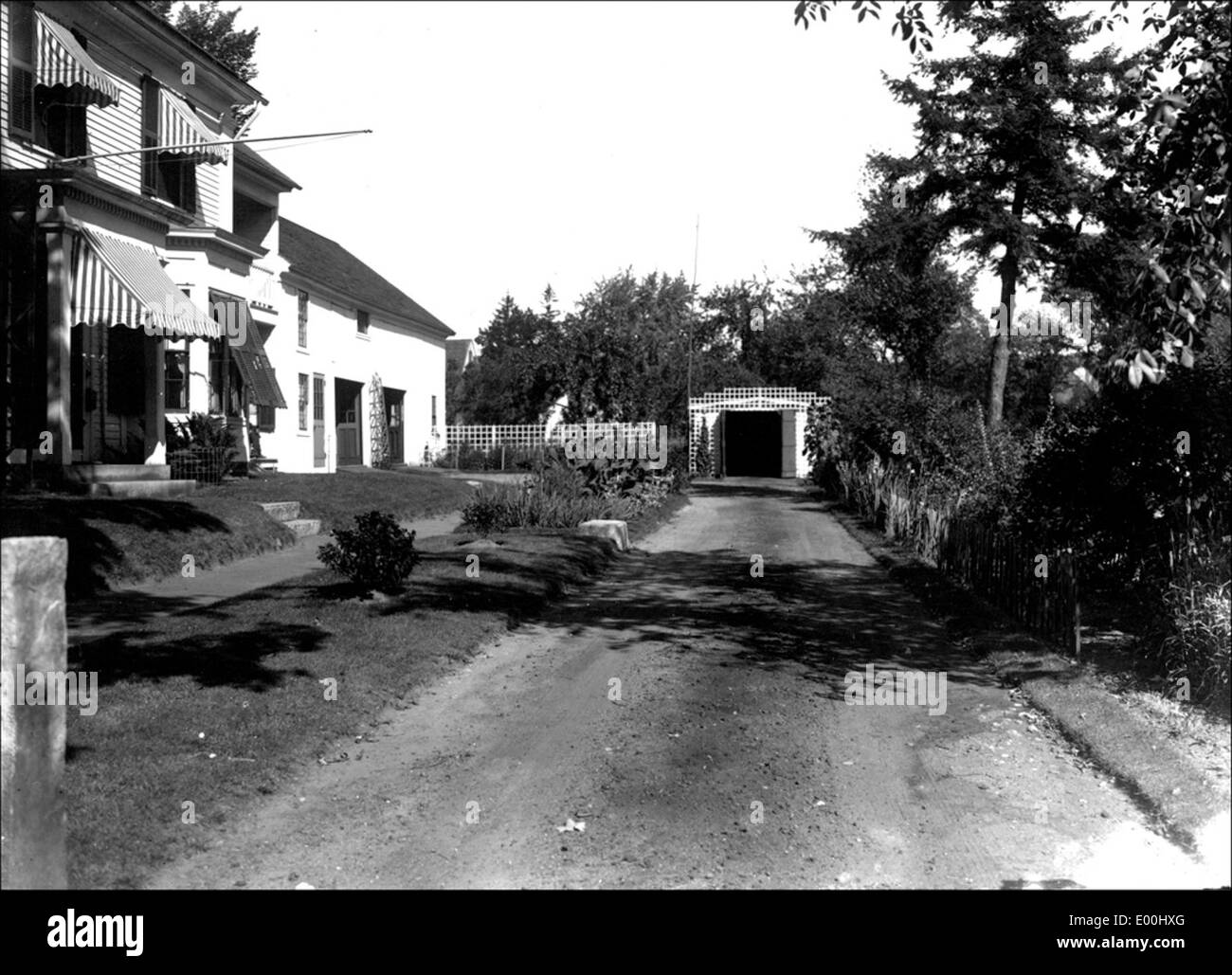 Une photographie d'une maison inconnue à Keene, New Hampshire, présentant des éléments architecturaux distinctifs tels que des auvents, une allée et un hangar sur une clôture. L'image donne un aperçu du style architectural régional de la région. Banque D'Images