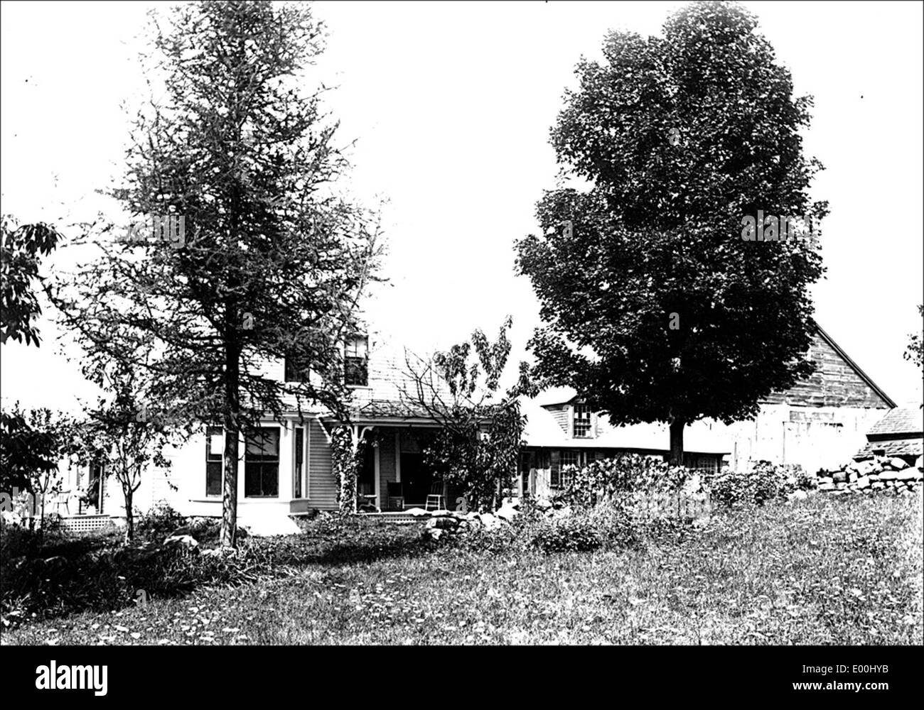 L'image d'une maison inconnue à Keene, dans le New Hampshire, peut-être prise par Bion Whitehouse, montre une maison historique avec une grange. La maison reflète l'architecture rurale typique de la Nouvelle-Angleterre du 19ème siècle. Banque D'Images