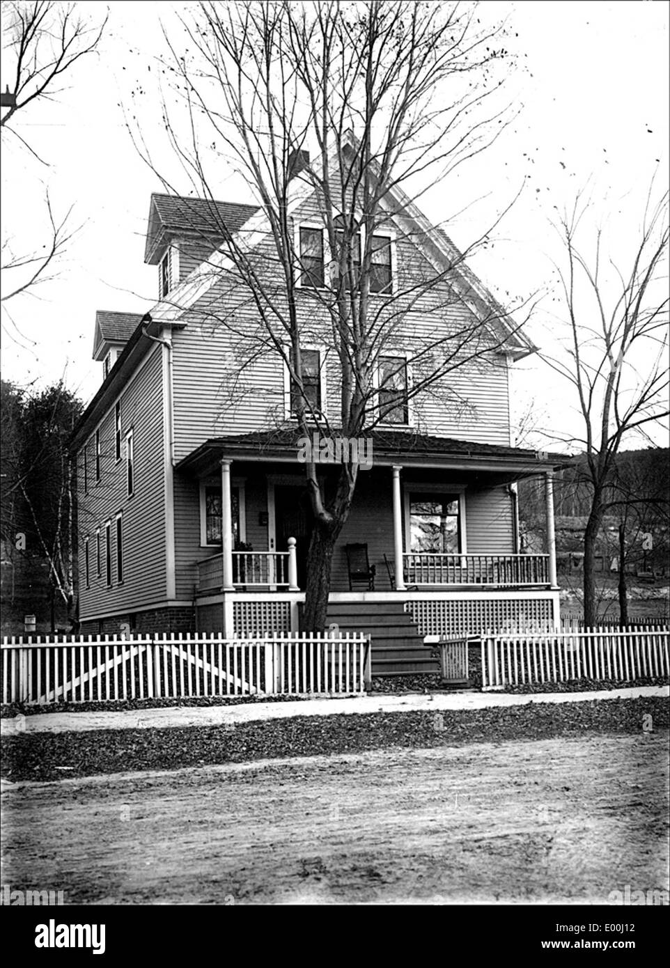 Photographie d'une maison historique à Keene, New Hampshire, capturée par Bion Whitehouse. L'image met en évidence les caractéristiques architecturales de la maison, y compris son porche et la clôture environnante. Banque D'Images